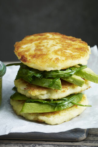 Kartoffel-Avocado-Burger mit Rucola und Ananasdip