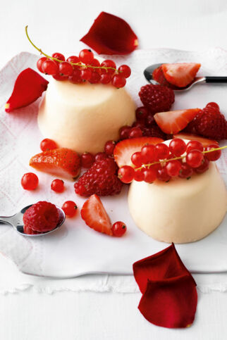 Panna cotta mit Rosenduft und roten Beeren